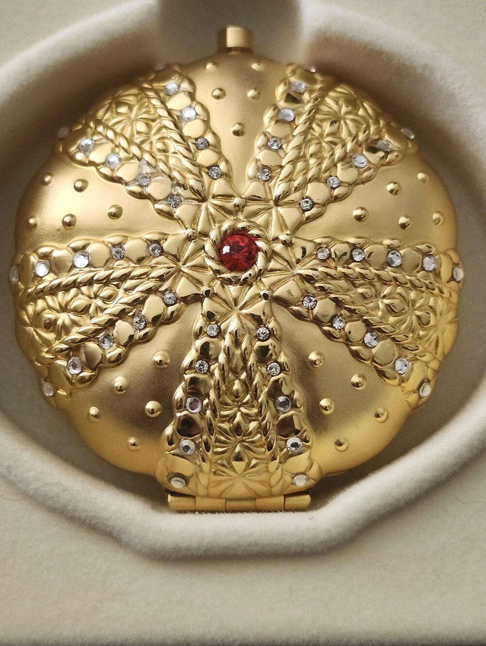 Estee Lauder "Seashell" Gold Tone Swarovski Crystals Powder Compact NIB - Picture 3 of 16